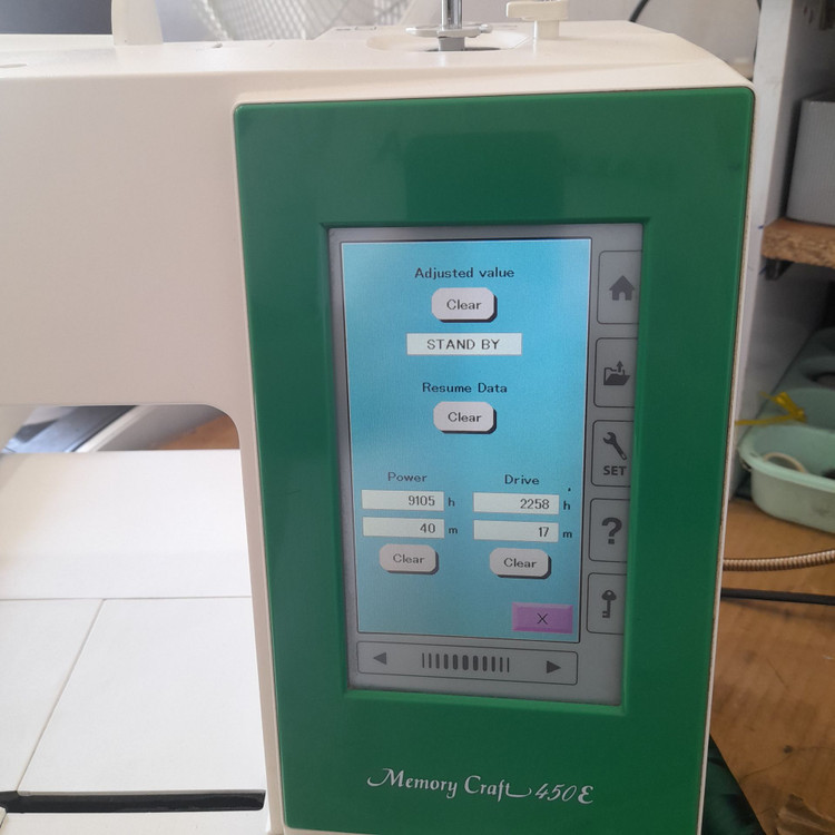 چرخ گلدوزی ژانومه مدل 450 نوار سبز | کارکرده، سرویسشده، 2258 ساعت کارکرد