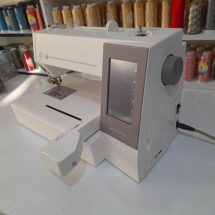 چرخ گلدوزی ژانومه ۵۵٠ با 4000 ساعت کارکرد