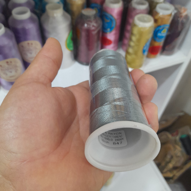 نخ گلدوزی ریون اواز OWAZ 995 کد 847 رنگ طوسی نقرهای