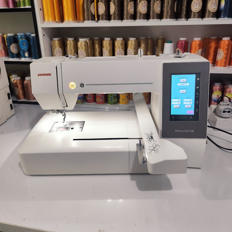 چرخ گلدوزی ژانومه مدل Memory Craft 550E – کارکرده در حد آکبند با ۴۷ ساعت کار