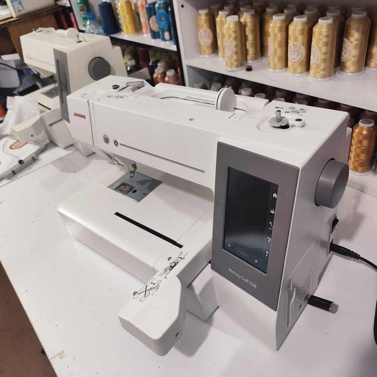 چرخ گلدوزی ژانومه مدل Memory Craft 550E – کارکرده در حد آکبند با ۴۷ ساعت کار