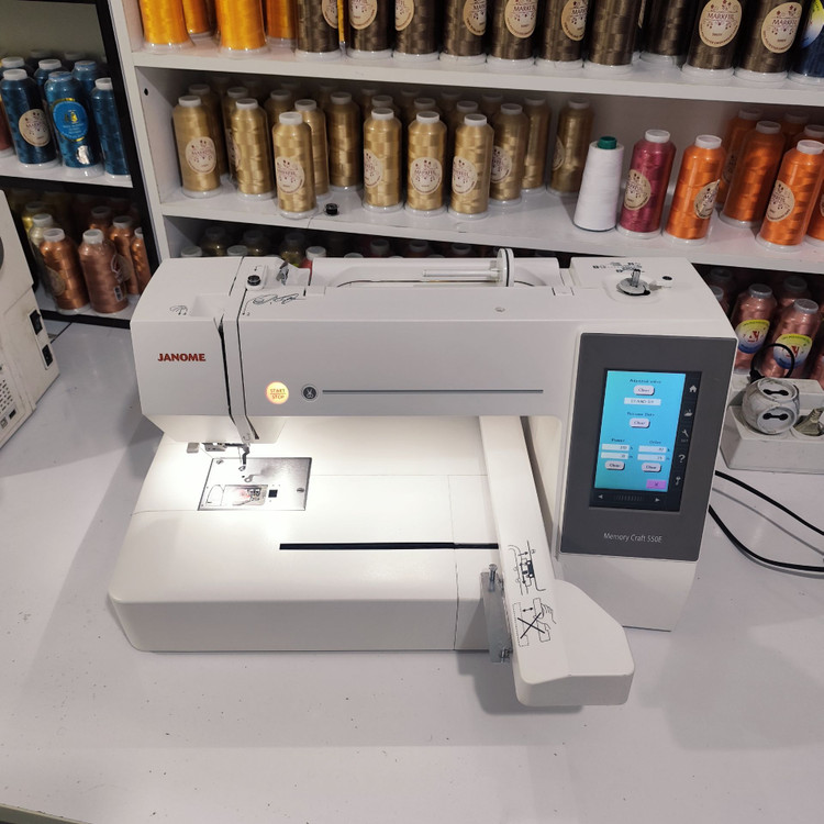 چرخ گلدوزی ژانومه مدل Memory Craft 550E – کارکرده در حد آکبند با ۴۷ ساعت کار
