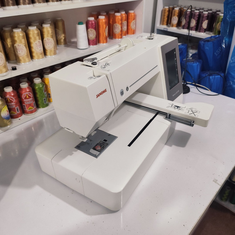 چرخ گلدوزی ژانومه مدل Memory Craft 550E – کارکرده در حد آکبند با ۴۷ ساعت کار