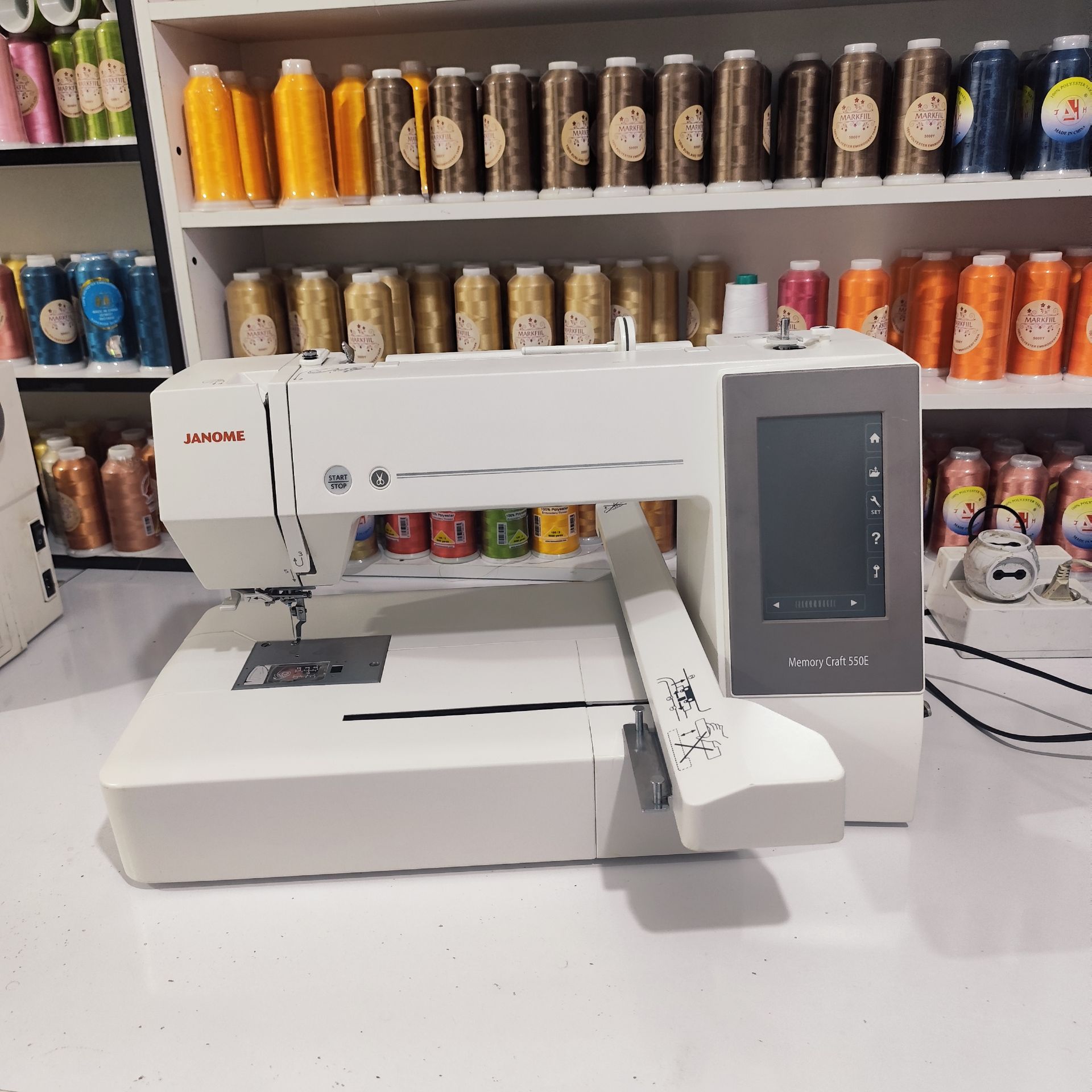 چرخ گلدوزی ژانومه مدل Memory Craft 550E – کارکرده در حد آکبند با ۴۷ ساعت کار