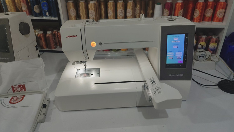 چرخ گلدوزی ژانومه مدل Memory Craft 550E – کارکرده در حد آکبند با ۴۷ ساعت کار