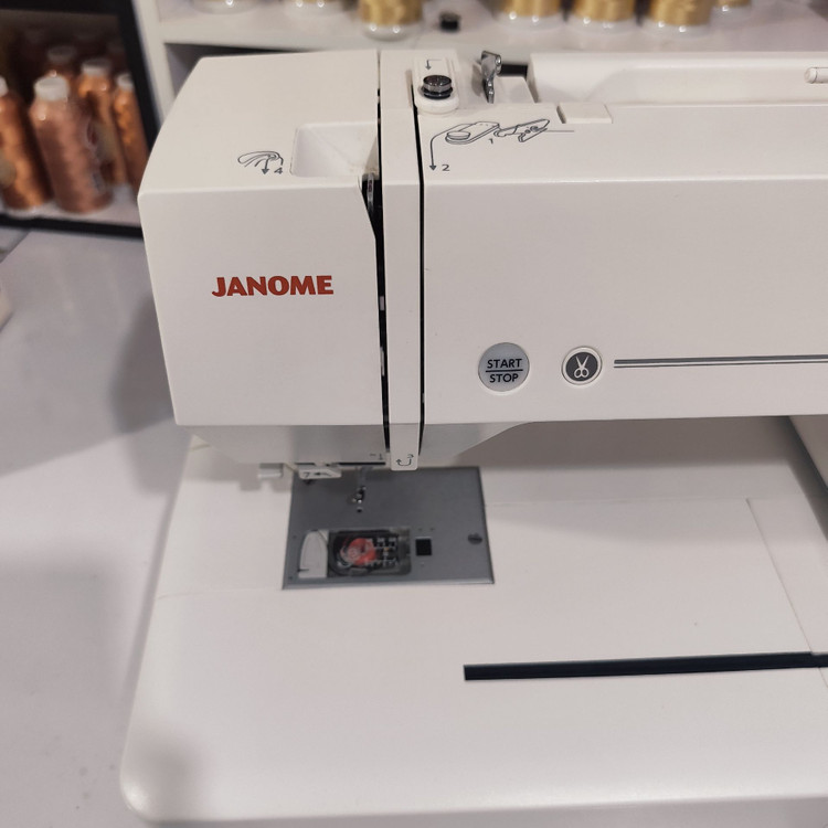 چرخ گلدوزی ژانومه مدل Memory Craft 550E – کارکرده در حد آکبند با ۴۷ ساعت کار